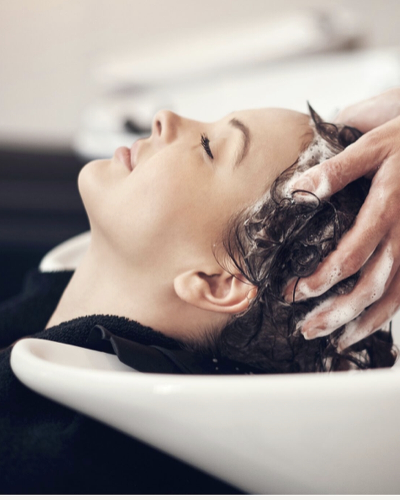 Haar im Glück -Frau wird shampooniert