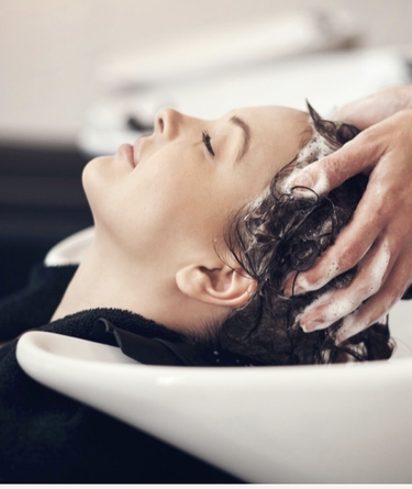 Haar im Glück -Frau wird shampooniert