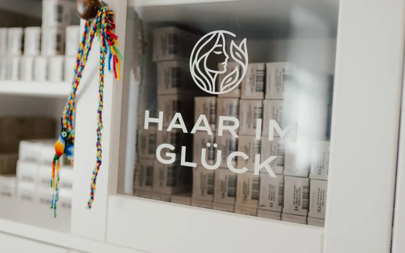 Nahaufnahme Logo auf Schrank